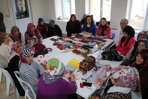 Kaymakamımız Sevde Nur MANTI, İlçemiz  Gülözü Mahallesi'nde açılan ''El sanatları İğne Oyası Kursunu'' ziyaret etti