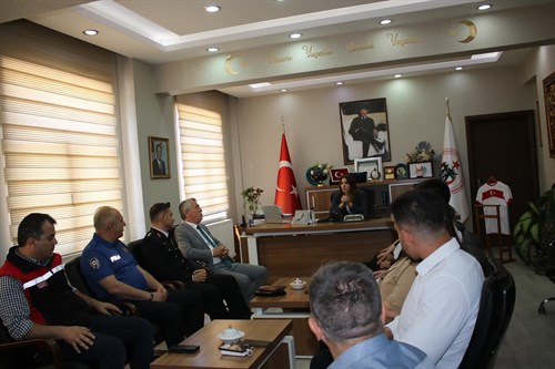 Kaymakamımız Sevde Nur MANTI, değerli protokol üyelerini makamında kurban bayramı tebrikleri için kabul etti.